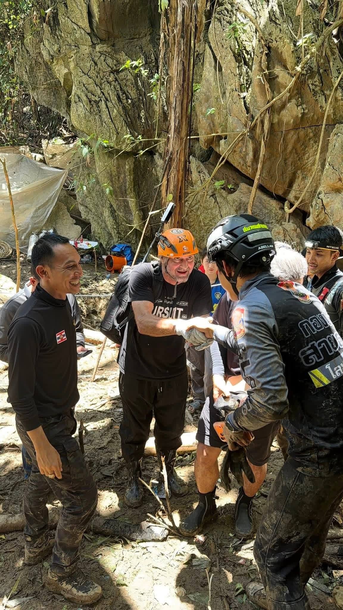 Thai divers from famous 2018 cave rescue join Laos mission