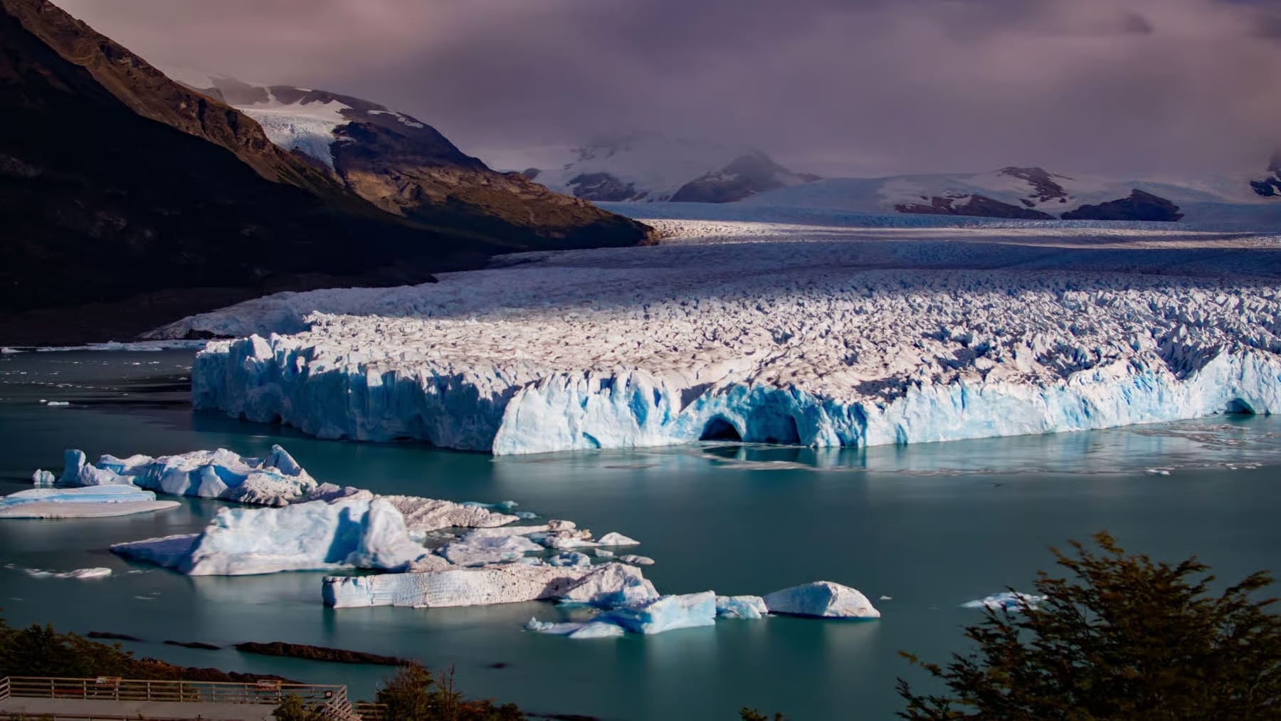 Desprendimientos de hielo en el glaciar Perito Moreno revelan un ...