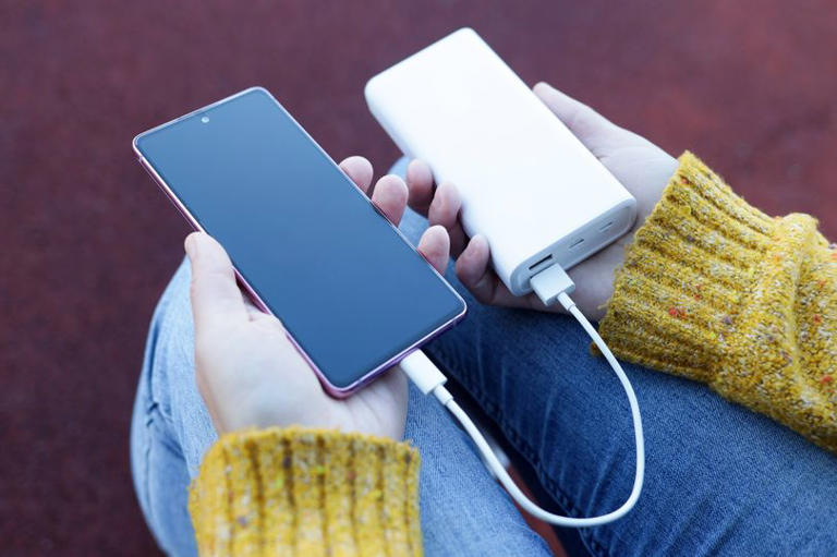 Holidaymakers warned as 'exploding' everyday gadget is strictly banned ...