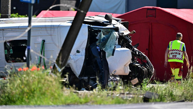 Scontro tra scuolabus e un treno: morti due adolescenti, autista e ...