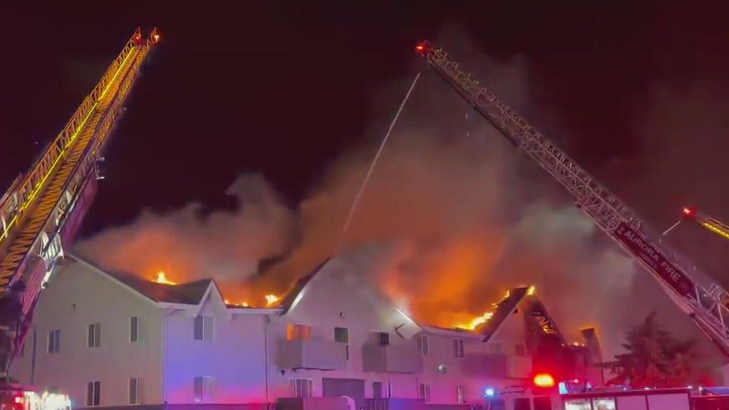 Early morning 3-alarm apartment fire in Aurora displaces 50 people