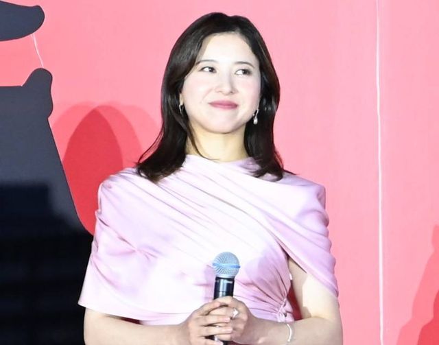 吉高由里子、天然トーク炸裂! 司会者から指摘に「ポンコツですみません」