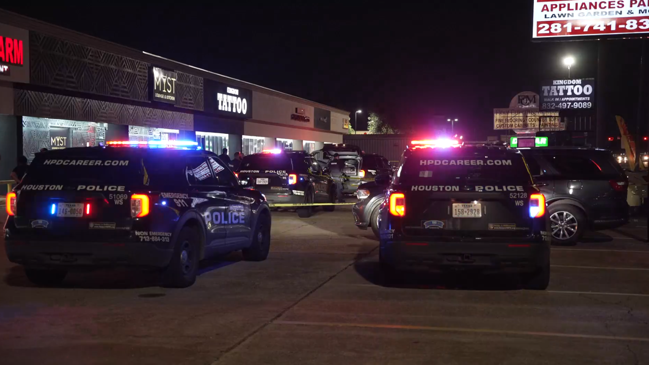 1 dead, 2 injured in shooting outside West Houston parking lot