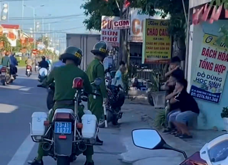 Đi xe máy điện kẹp ba không đội mũ bảo hiểm, nhóm học sinh bị phạt thụt dầu, buộc dắt bộ về
