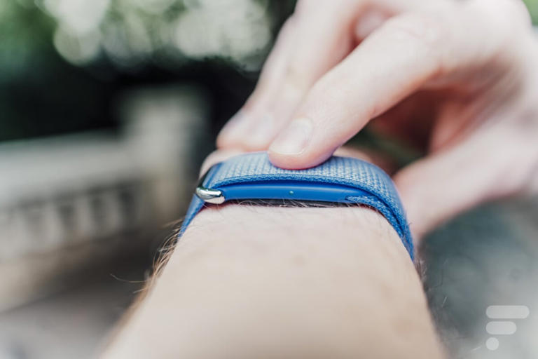 Test du Google Fitbit Air : ce bracelet sans écran cache la meilleure ...