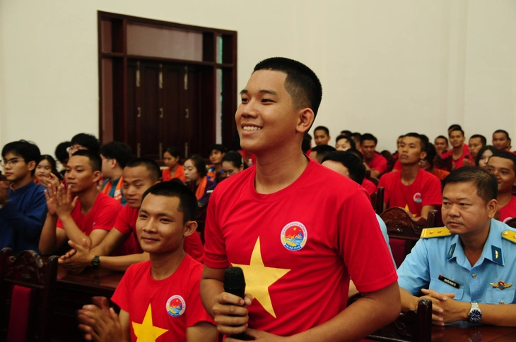 Bộ đội phòng không trổ tài nói tiếng Anh, tiếng Nga lưu loát khiến nhiều người bất ngờ