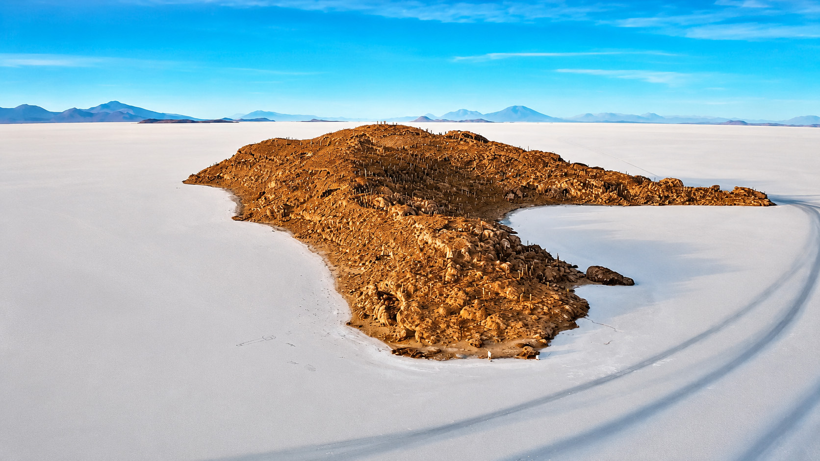 Una isla solitaria que emerge del infinito salar de Uyuni