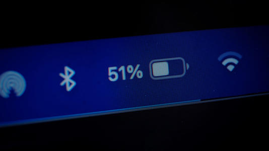 A laptop battery at 51% capacity.