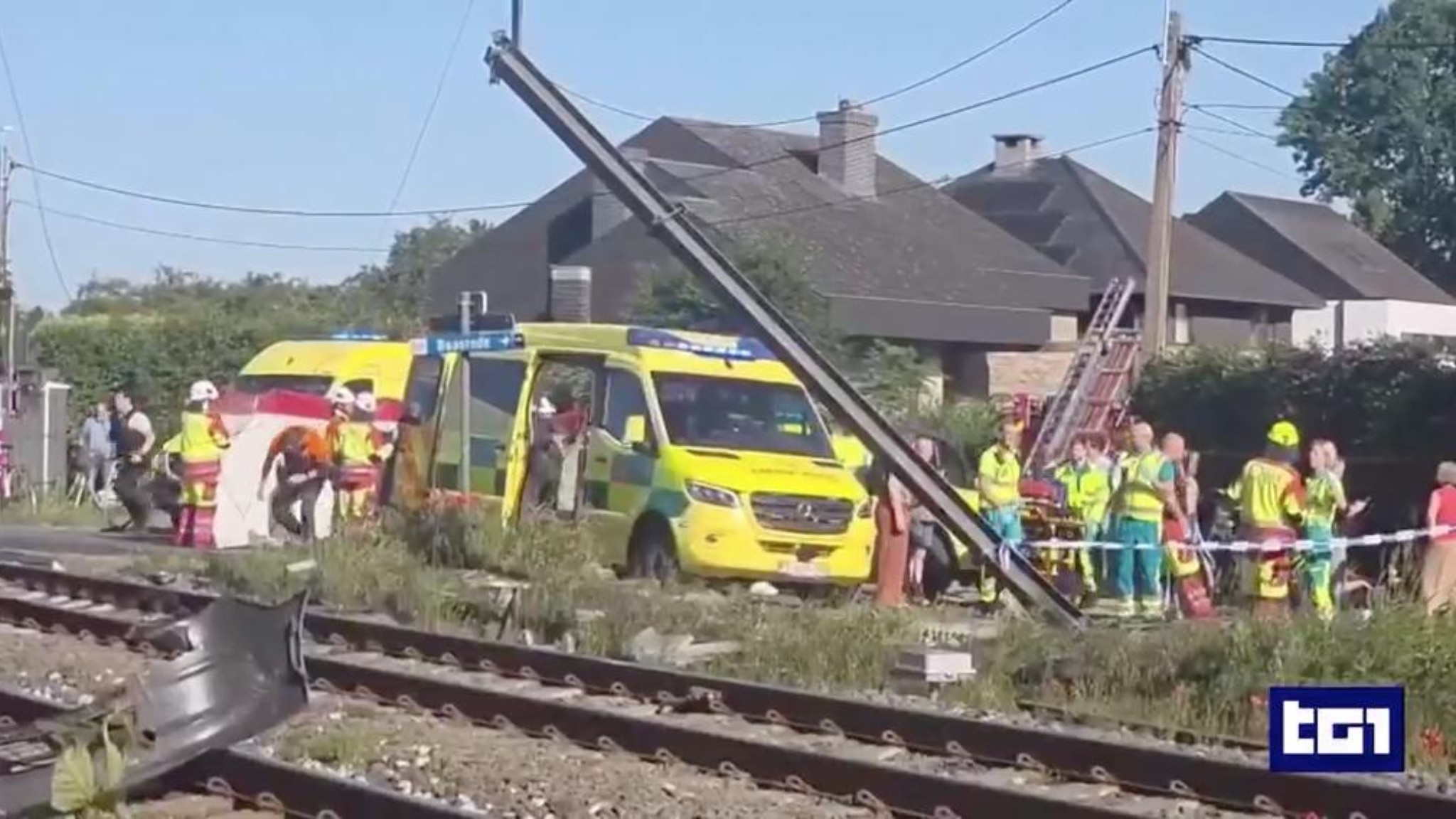 Incidente in Belgio, scontro tra uno scuolabus e un treno: quattro morti