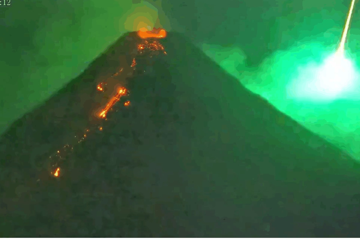Rare green fireball meteor and erupting volcano create stunning scene ...