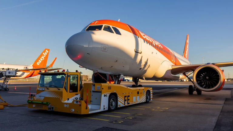EasyJet fait rouler des Airbus sans moteur à Schiphol : le TaxiBot ...