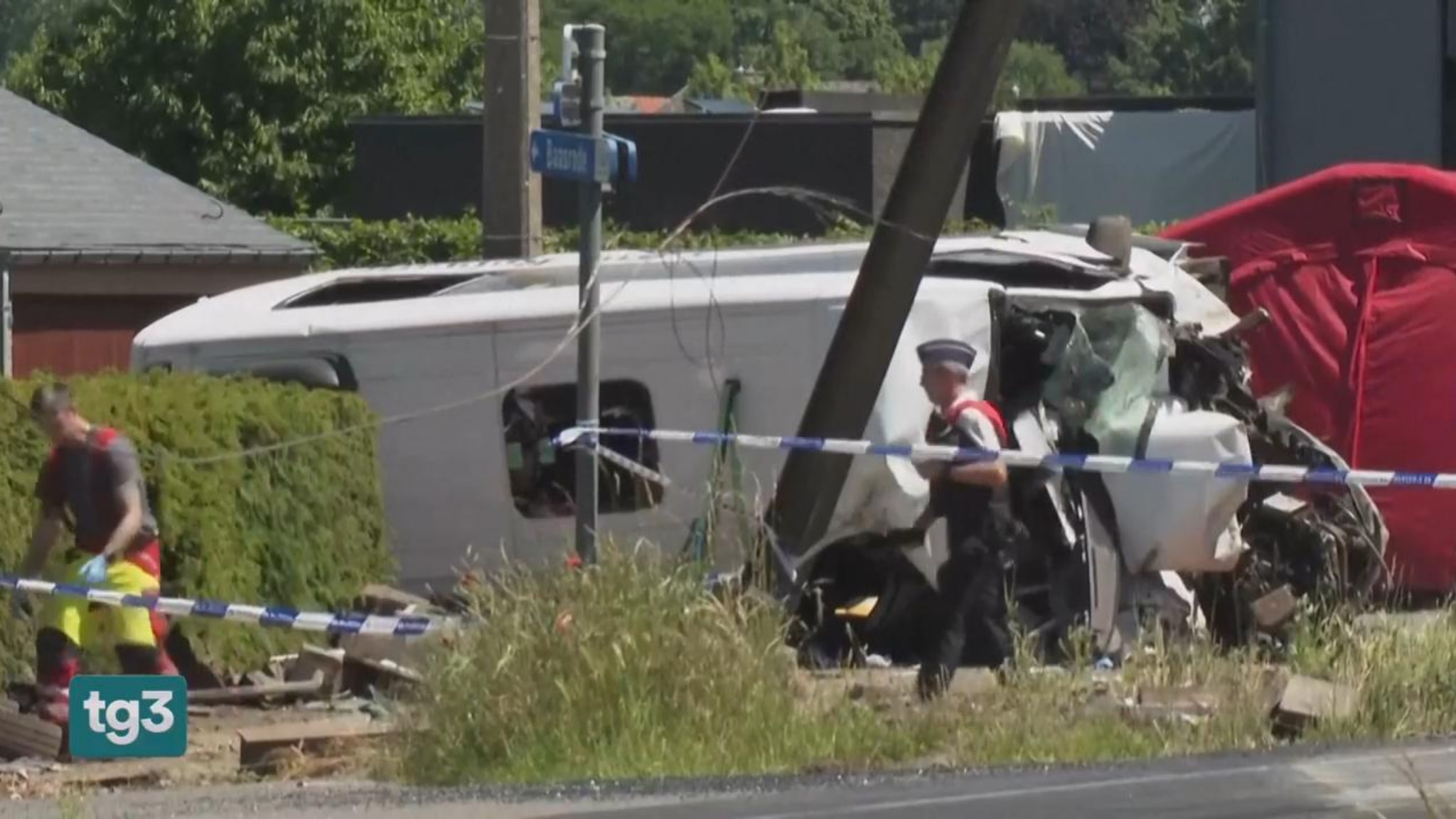 Belgio, treno travolge scuolabus a un passaggio a livello: 4 morti e 5 ...
