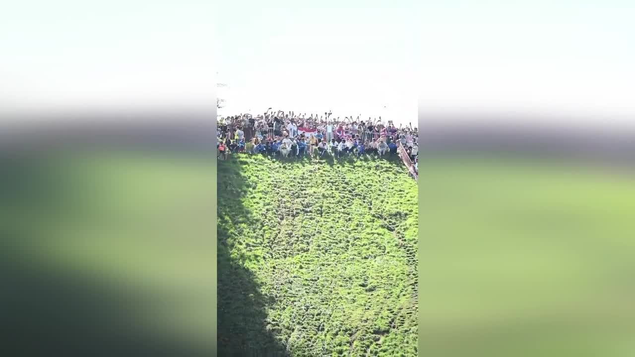Absolute carnage at the 2026 Cooper’s Hill Cheese Rolling Race in England