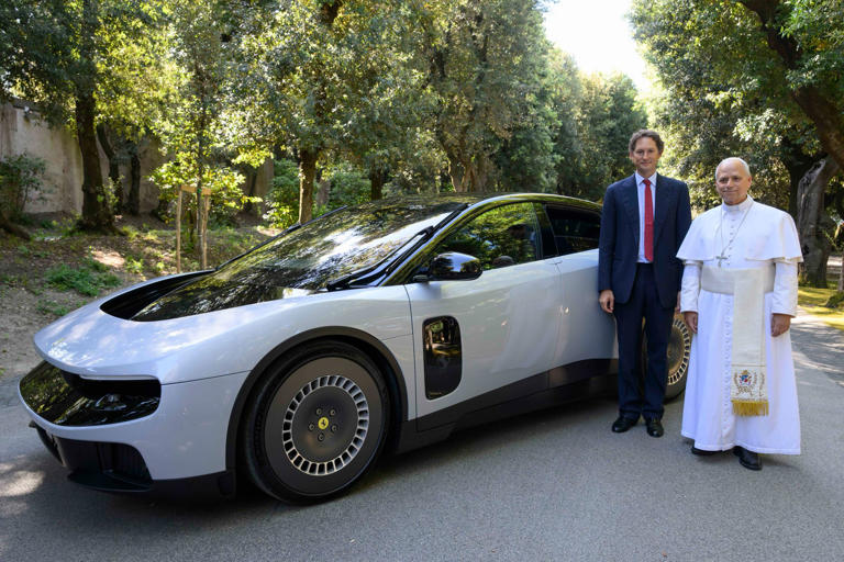 hanno-fatto-vede-la-ferrari-luce-al-papa-perch-l-unico-che-non-pu