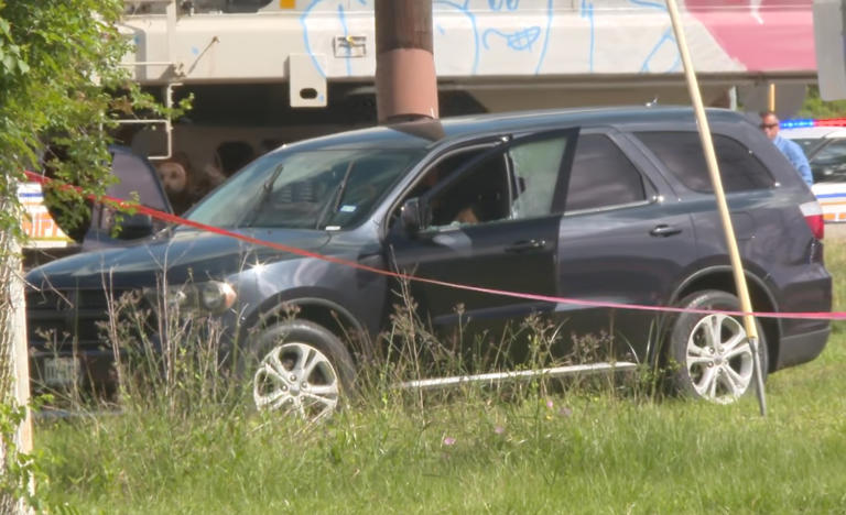 Hallan muerto a tiros a hombre dentro de auto en Cloverleaf