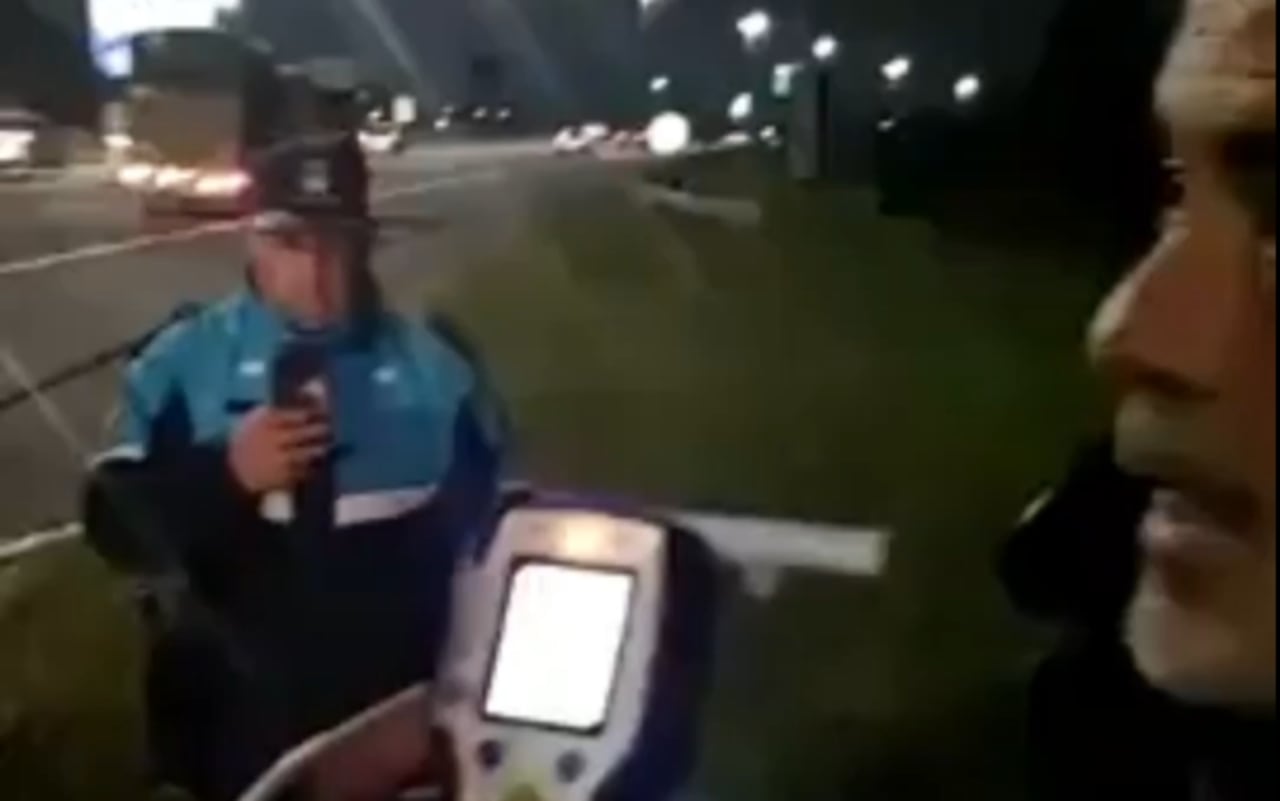 Manejaba alcoholizado por la autopista y chocó a un policía para evitar ...