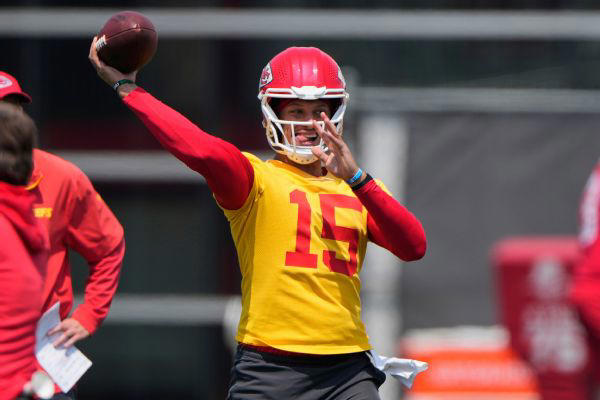 Patrick Mahomes back on field for Chiefs' first OTA practice