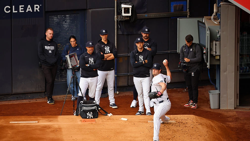 Yankees sign Peter Strzelecki as bullpen depth option