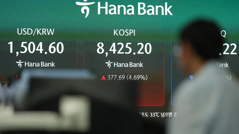 Asian markets rise amid US stock records and declining oil prices