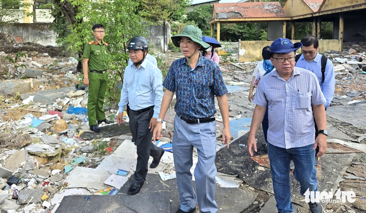 Lãnh đạo Sở NN&MT TP.HCM đề nghị giải pháp ngăn chặn đổ rác trộm tại nghĩa trang Bình Hưng Hòa