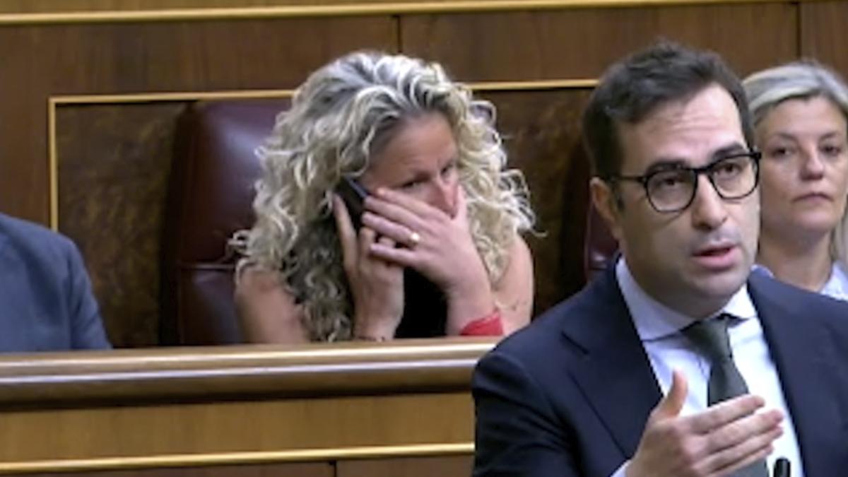 Una llamada de teléfono y salida exprés del hemiciclo: la portavoz del PSOE,  atenta al registro