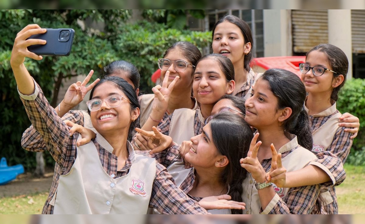 UP toppers reward: एक लाख रुपये, टैबलेट और मेडल! यूपी बोर्ड, CBSE और ...