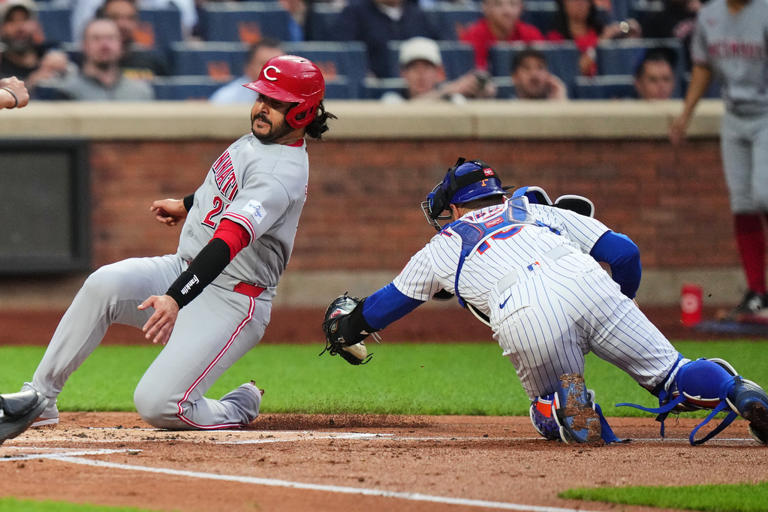 Reds rout Mets, who fall 11 under .500 again