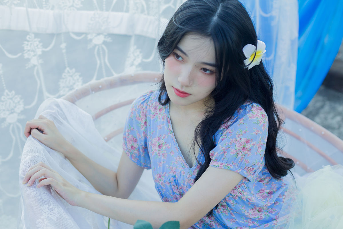 蓝调轻纱漫过光影，碎花裙与白玫瑰，共同织就一场关于少女的温柔梦境