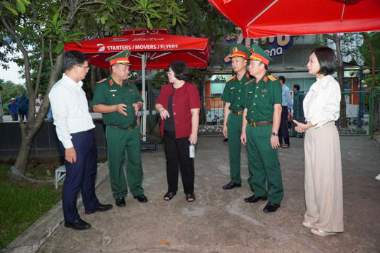 Lãnh đạo TPHCM cùng Ban Chỉ đạo 515 thành phố khảo sát thực địa và rà soát các vị trí nghi có hố chôn tập thể liệt sĩ tại Công viên Lê Thị Riêng chiều 1.6. Ảnh: Bộ Tư lệnh TPHCM