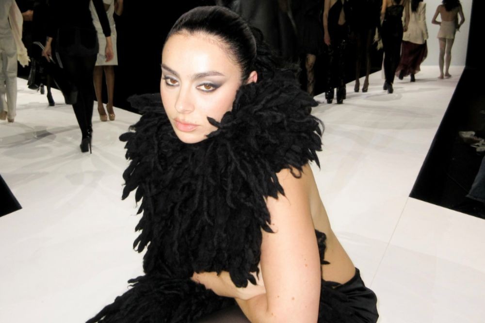 Charli XCX atualiza visual ‘party girl’ com toque glamouroso em nova era