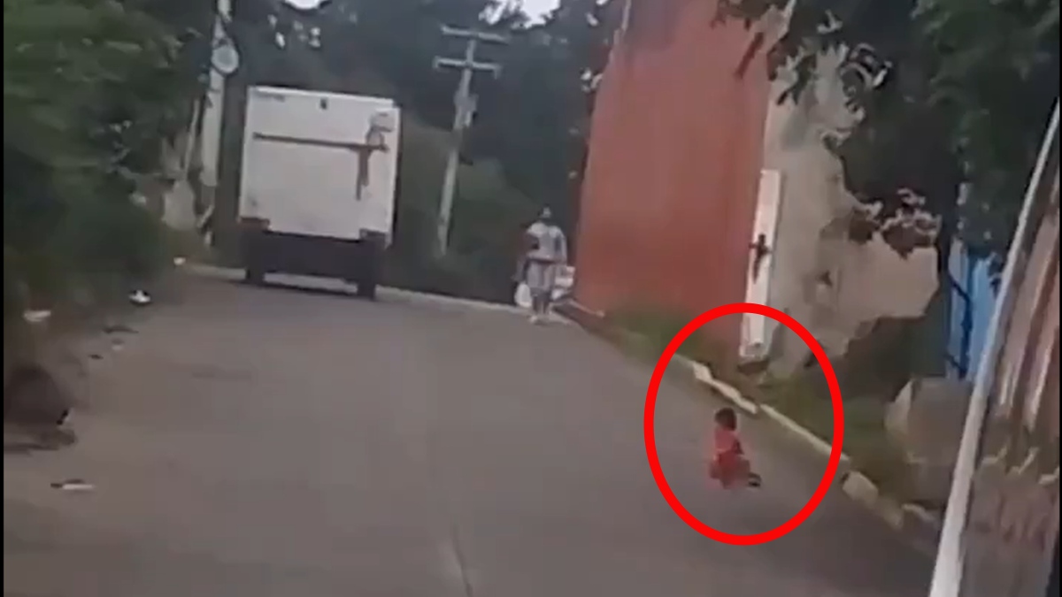 Video viral: bebé abandona su casa y termina en plena carretera en Puebla