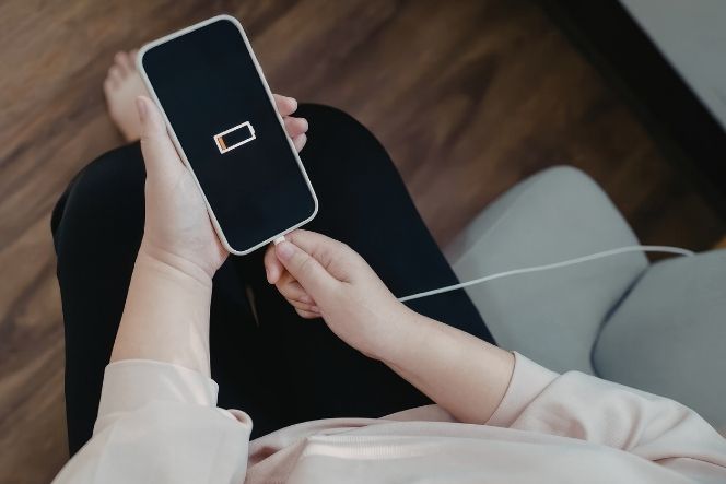 Bỏ thói quen sạc qua đêm để kéo dài tuổi thọ pin điện thoại