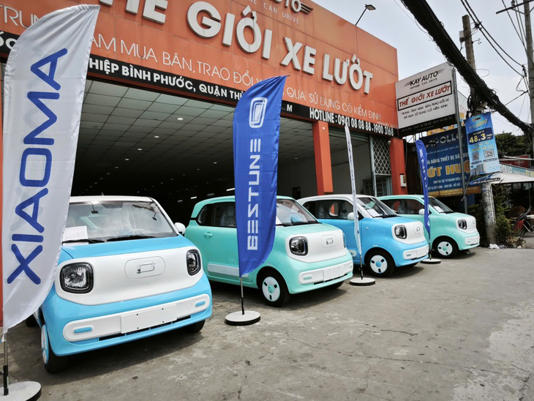 Xe điện mini giá rẻ đang bày bán tại một showroom trên trục đường Quốc lộ 13 - Ảnh: CÔNG TRUNG