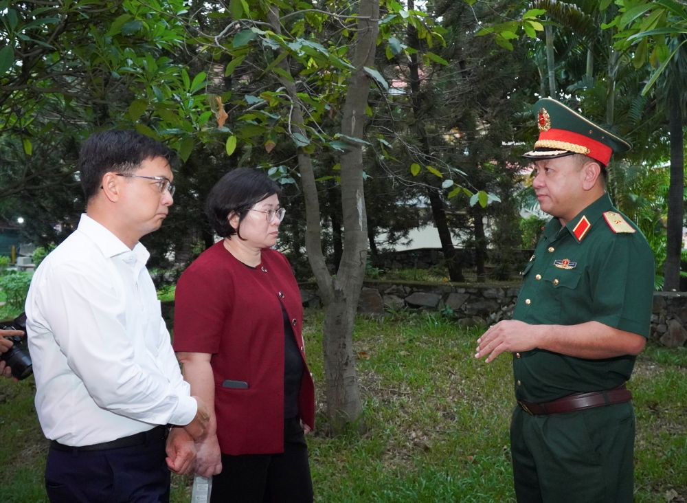 Bà Văn Thị Bạch Tuyết, Phó Bí thư Thành ủy TPHCM và ông Nguyễn Mạnh Cường, Phó Chủ tịch UBND TPHCM lắng nghe Thiếu tướng Nguyễn Thành Trung trình bày báo cáo chi tiết về các manh mối lịch sử mới được phát hiện. Ảnh: Bộ Tư lệnh TPHCM