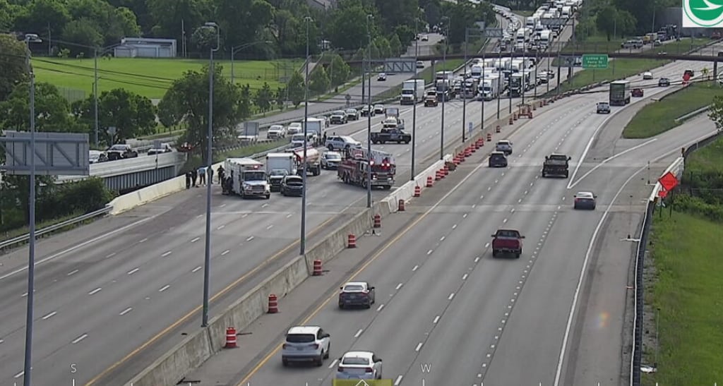 Crash blocks lanes on US-35 in Dayton