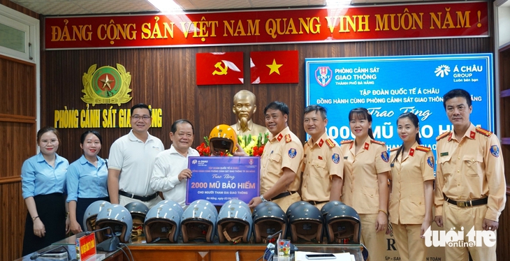 Người dân Đà Nẵng bất ngờ khi được CSGT dừng xe tặng mũ bảo hiểm xịn