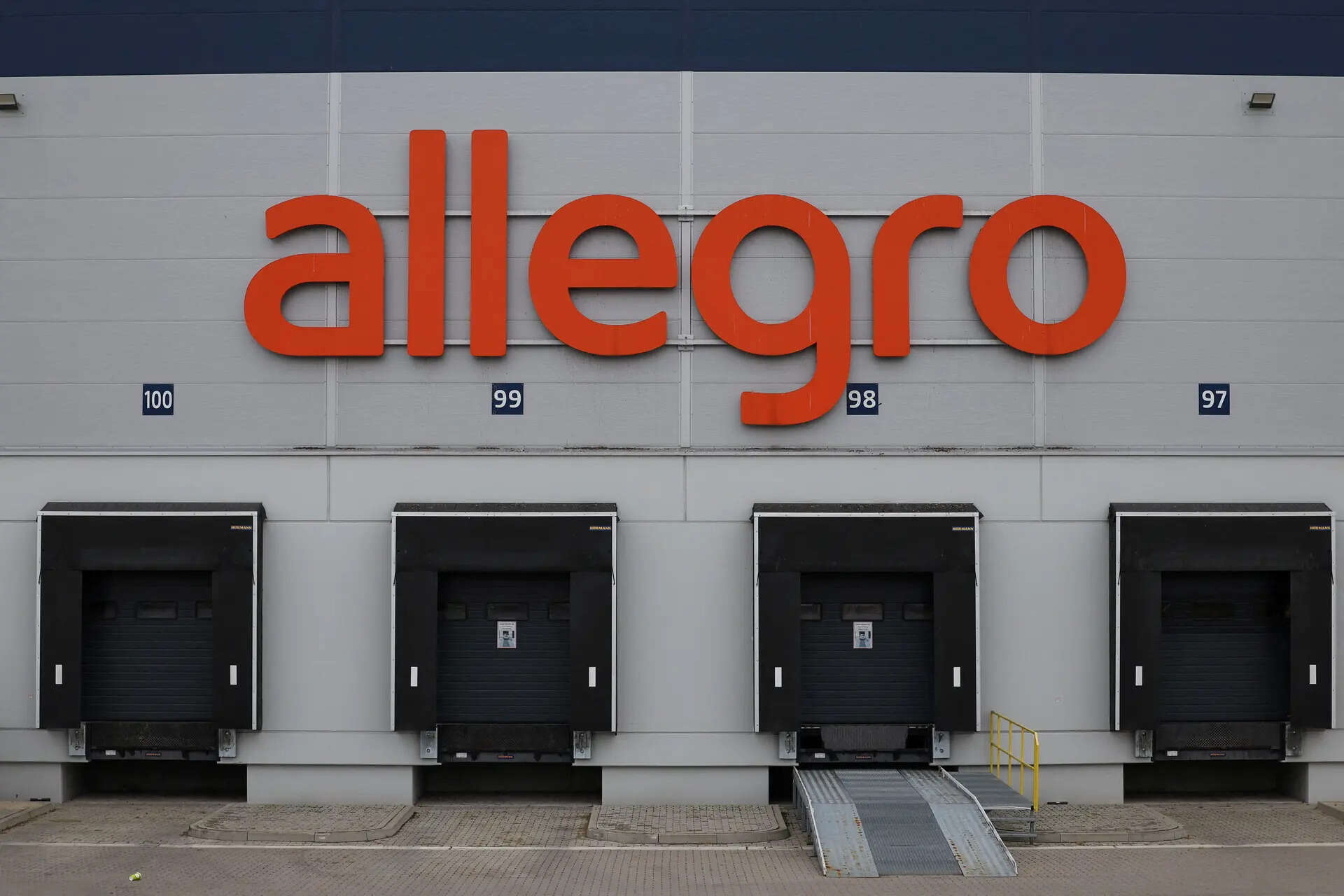 Polish ecommerce major Allegro secures $275 million EIB loan for AI ...