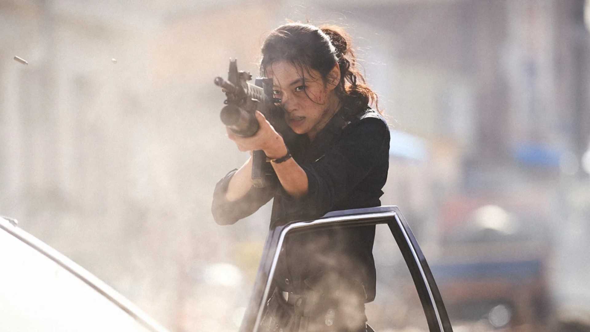 Hoyeon as Sung-ae in Hope aiming her gun