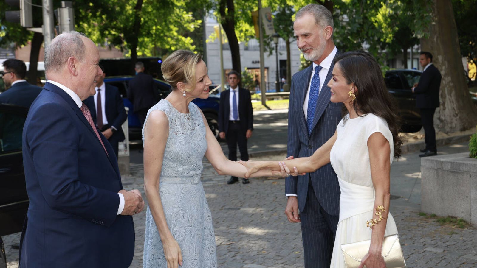 La reverencia de Charlène de Mónaco a Felipe VI y la reina Letizia enciende  el debate: ¿error de protocolo o acierto absoluto?