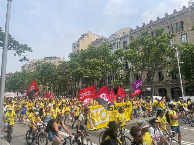 Docentes se manifiestan en el centro de Barcelona para reclamar mejoras ...