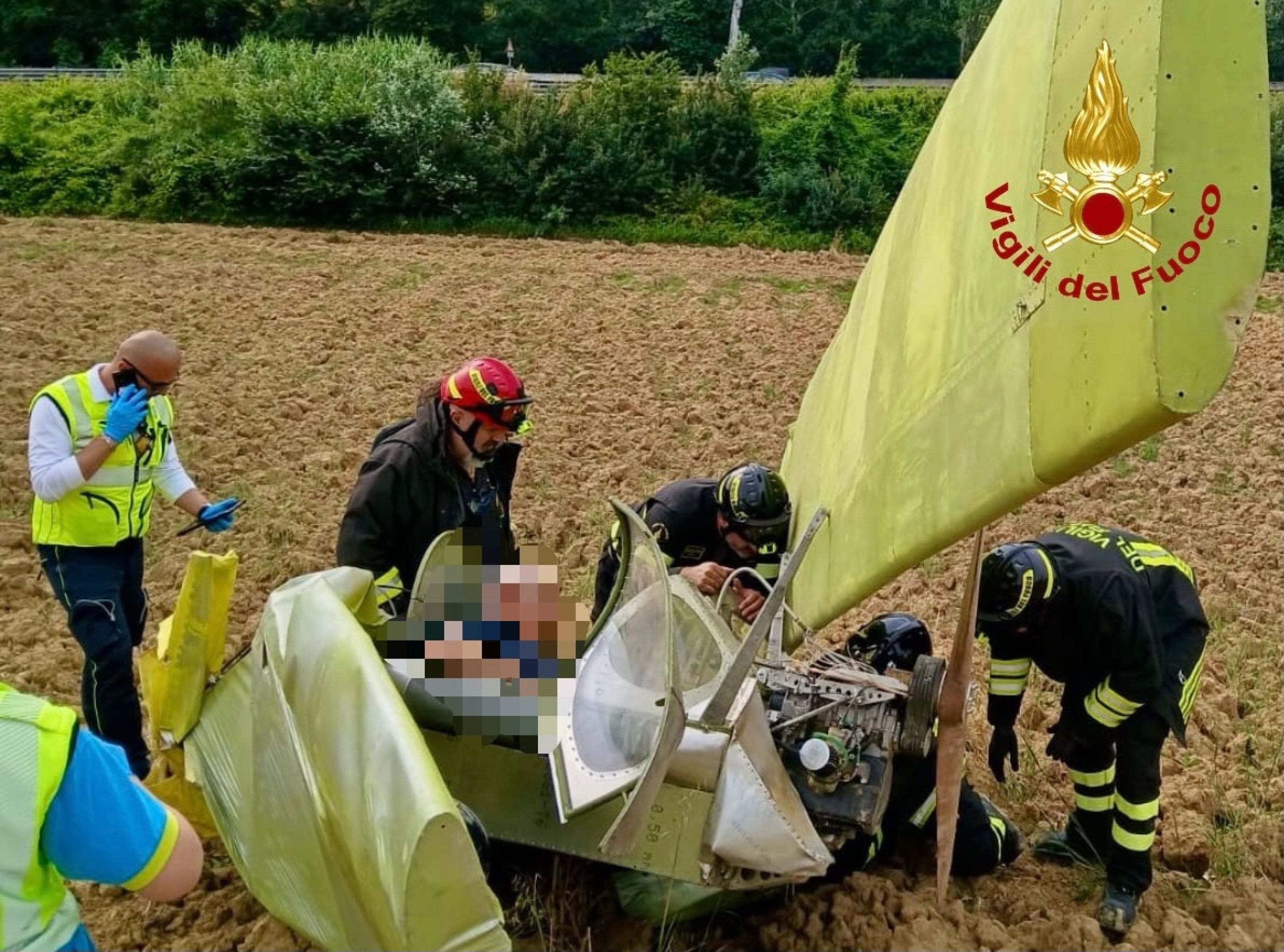 Ultraleggero si ribalta dopo atterraggio in un campo, ferito pilota