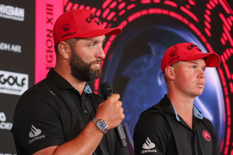 Jon Rahm advierte a su compañero de equipo del LIV Golf sobre el inevitable «brusco despertar» tras alcanzar un hito en su carrera.