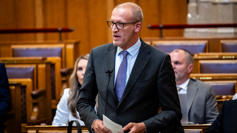 Bizalomvesztés történt, Tarr Zoltán visszavonta a Magyar Nemzeti ...