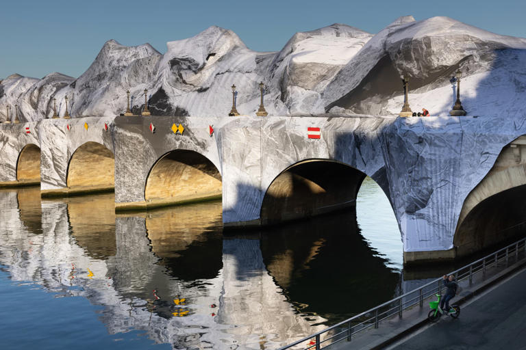 la-caverne-de-jr-sur-le-pont-neuf-endommag-e-par-les-intemp-ries