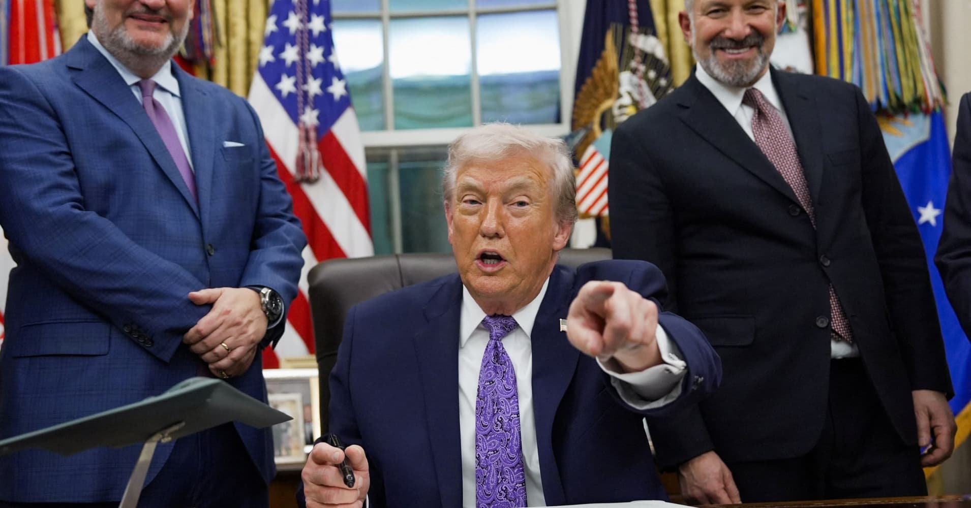 Trump signs AI executive order asking companies to give government ...