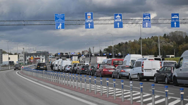 Camionisti polacchi bloccano frontiera Polonia-Ucraina