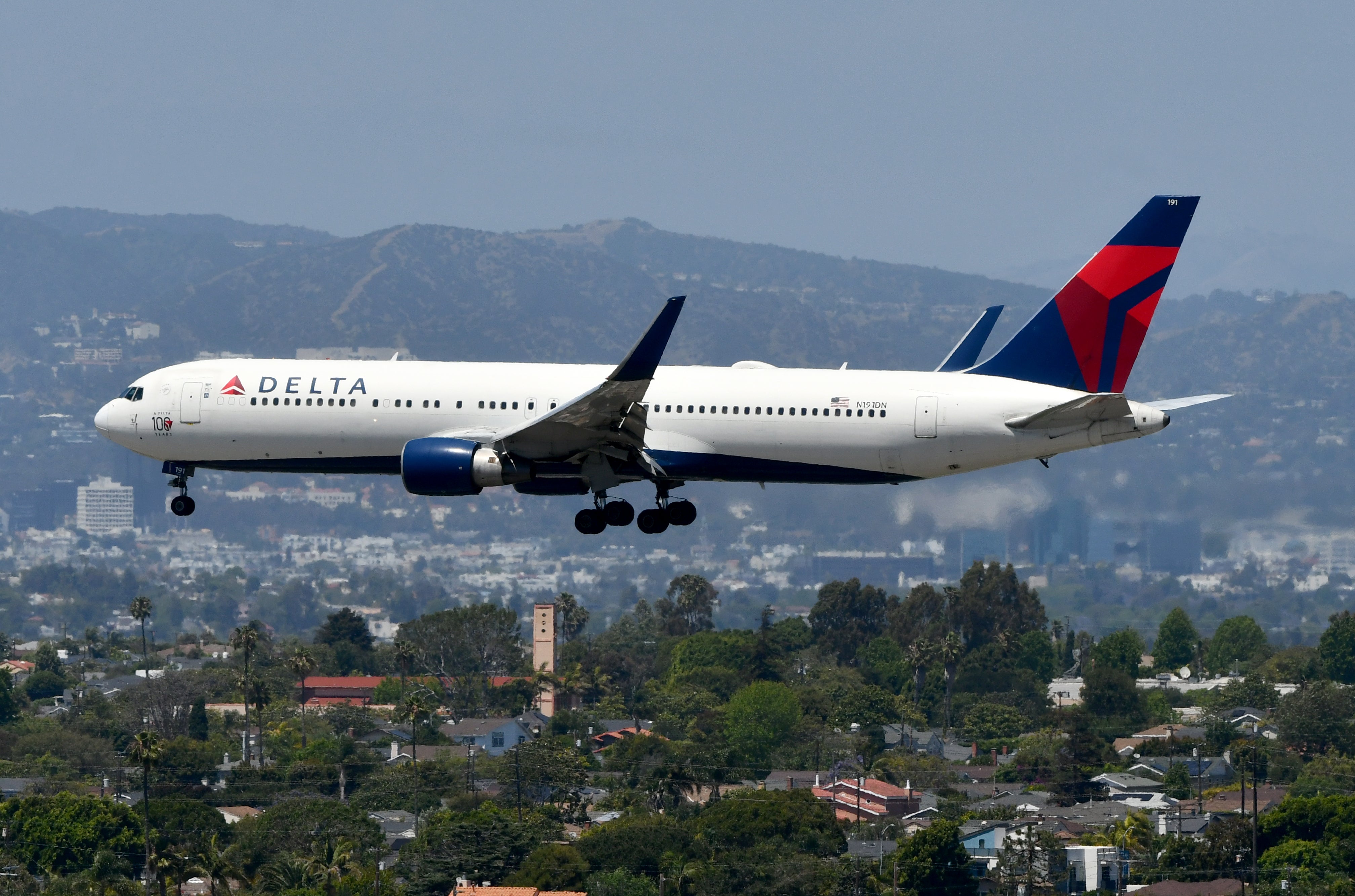T-Mobile customers will soon get free Delta premium in-flight drinks
