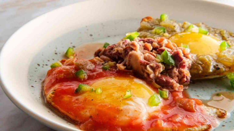 Cómo preparar los auténticos huevos divorciados, el mejor desayuno mexicano