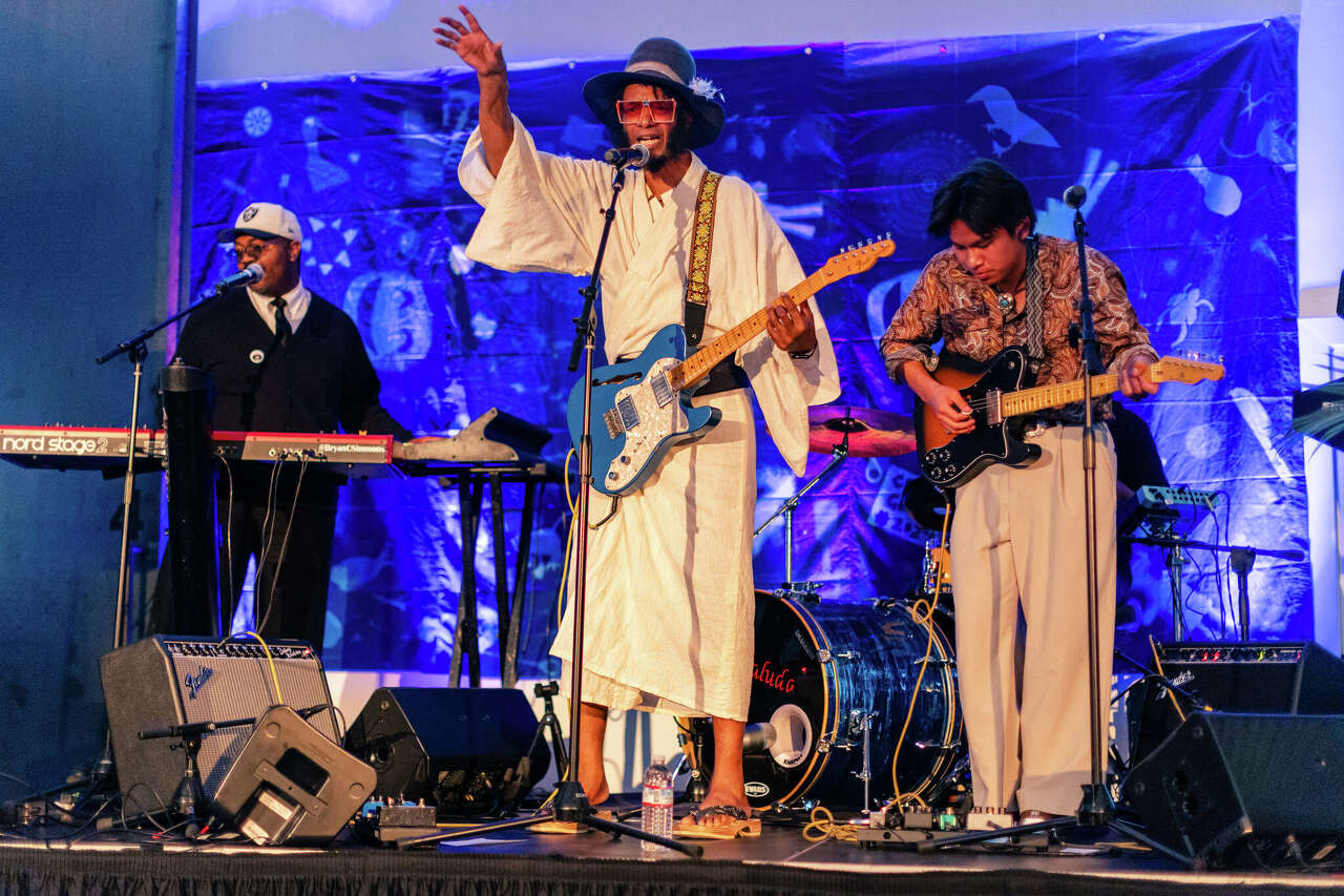 A rock icon showed up at this Bay Area fashion show. Here's why he left ...