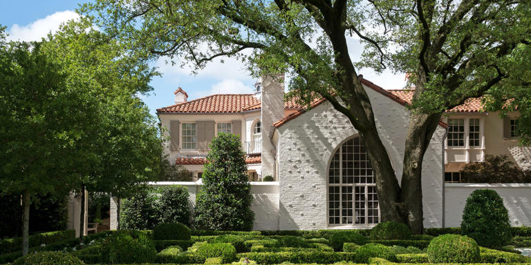 This 1930s Dallas home was nearly torn down—now it’s a blue-and-white dream